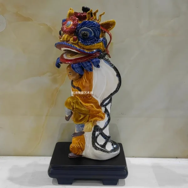 Ceramic dance lion dance Huang Feihong ornaments souvenir opening gift blessing Shiwan doll Foshan lion dance Chinese Kung Fu