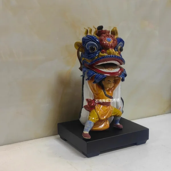 Ceramic dance lion dance Huang Feihong ornaments souvenir opening gift blessing Shiwan doll Foshan lion dance Chinese Kung Fu